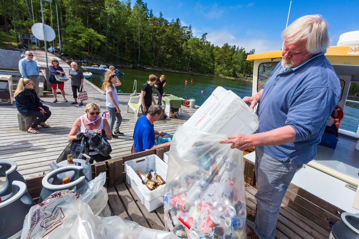 Kauppalaivan kannelle voi palauttaa tyhjät palautuspullot ja -tölkit. Pullorahan voi noutaa ruuman kassalta. Toiminta perustuu luottamukseen, sillä kuitteja ei tarvita.